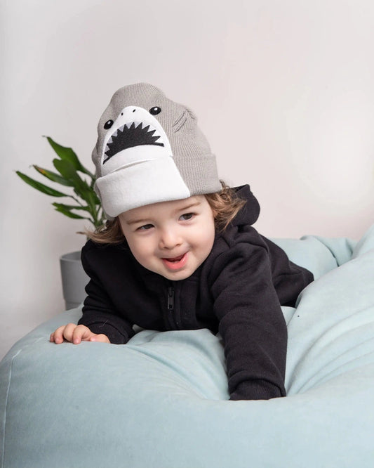 Detailansicht von koaa – Harald der Hai – Mascot Beanie gray/white