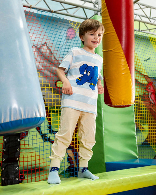 Detailansicht von koaa – The Elephant „Peekaboo“ Stripes T-Shirt | Fun Striped Kids' Tee