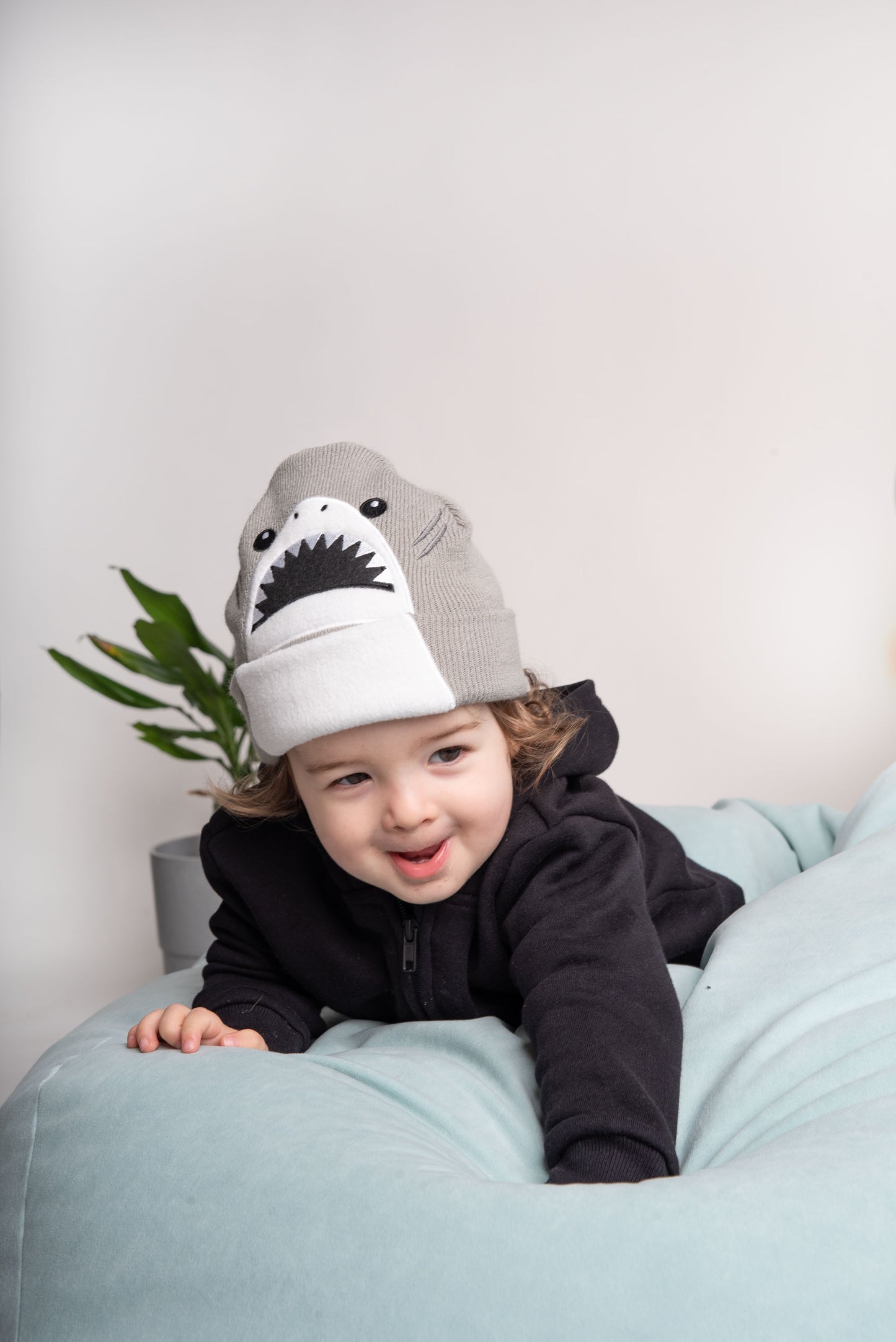 koaa – Harald le requin – Bonnet mascotte gris/blanc